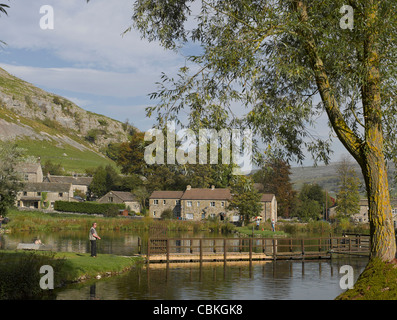 Man Fly Fishing Lake at Kilnsey Park and Trout Farm Wharfedale North Yorkshire Dales National Park England Vereinigtes Königreich GB Großbritannien Stockfoto