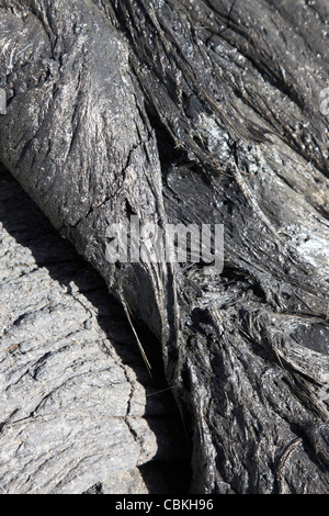 Glasige basaltische Lava Flow überlaufen Lavasee im Pitkrater, Erta Ale Vulkan, Danakil-Senke, Äthiopien. Stockfoto