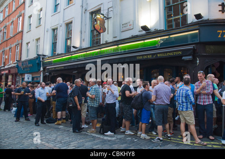 Beschäftigt äußere des Duke of Wellington Homosexuell bar Stadtteil Soho London England UK Europe Stockfoto