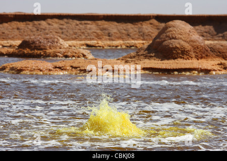 Dallol geothermische Gebiet, heiße Quelle in gelben Sole Seeteils mit Kalium-Salze, Danakil-Senke, Äthiopien. Stockfoto