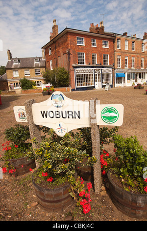 Großbritannien, England, Bedfordshire, Woburn, The Pitchings Dorf Namensschild unter floral Planters am alten Marktplatz Stockfoto