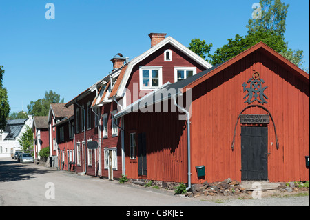 Straße im Bergarbeiterdorf in Schweden Stockfoto