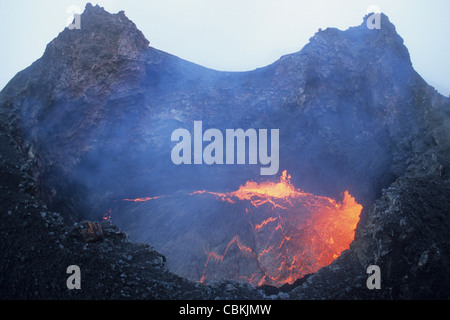 Kleinen Lavasee in Grube Krater, Pu'u O'o Kegel, Kilauea-Vulkan, Big Island, Hawaii. Stockfoto