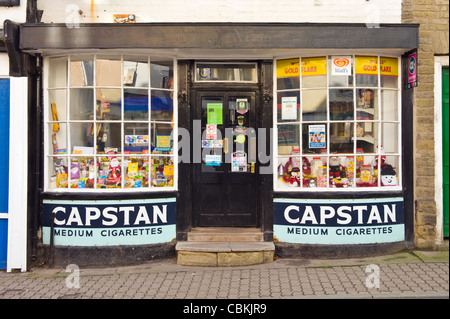 Örtlichen Kiosk-Shop mit Zigarettenwerbung außerhalb im Kington Herefordshire England UK Stockfoto