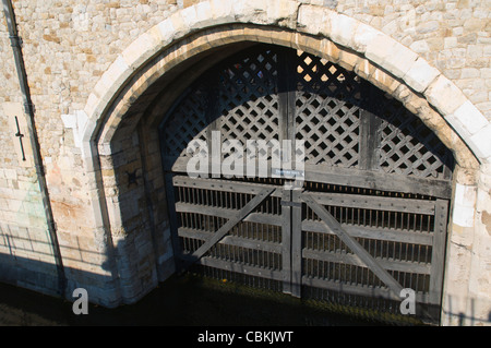 Des Verräters Gate Tower of London Festung komplexe äußere Tower Hill Gegend Zentral London England UK Europa Stockfoto