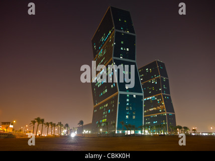 Doha, Katar, die Zig Zag Türme von Doha in der Nacht Stockfoto