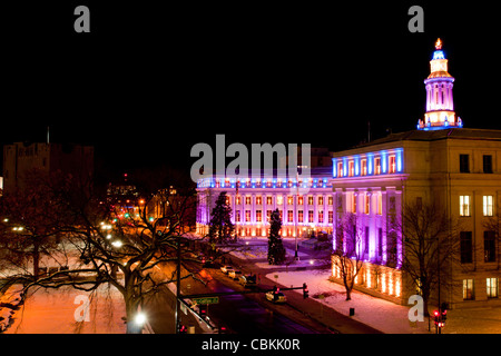 Die Innenstadt von Denver zu Weihnachten. Denvers Stadt und Landkreis Gebäude mit Weihnachtslichter geschmückt. Stockfoto