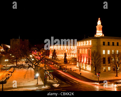 Die Innenstadt von Denver zu Weihnachten. Denvers Stadt und Landkreis Gebäude mit Weihnachtslichter geschmückt. Stockfoto