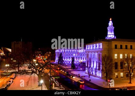 Die Innenstadt von Denver zu Weihnachten. Denvers Stadt und Landkreis Gebäude mit Weihnachtslichter geschmückt. Stockfoto