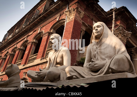 West-Bengalen, Indien, Kalkutta, Kumartuli Bildhauer Enklave, zwei Skulpturen unter bröckelt Kolonialzeit Gebäude Stockfoto