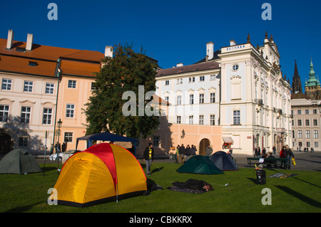 Bewegung Zelte Hradcanske Namesti Platz Hradschin Burgviertel Prag Tschechische Republik Europa zu besetzen Stockfoto