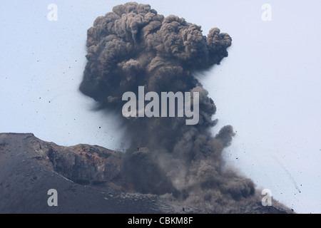 20. Mai 2008 - Ash cloud mit vulkanische Bomben aus vulkanianische Eruption des Anak Krakatau Vulkan, Sunda-Straße, Java, Indonesien. Stockfoto