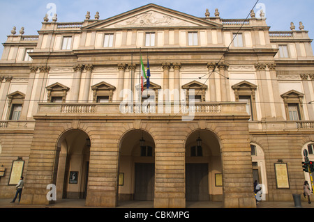 Teatro Alla Scala auch bekannt als La Scala Opernhaus außen Piazza della Scala Quadrat Mailand Lombardei Italien Europa Stockfoto