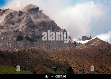 März 2006 - Asche und Gas steigt aus Lava-Dome Soufrière Hills Vulkans, Montserrat, Karibik. Stockfoto