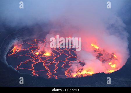 21. Januar 2011 - aktiven Lavasee in Grube Krater, Vulkan Nyiragongo, demokratische Republik Kongo. Stockfoto
