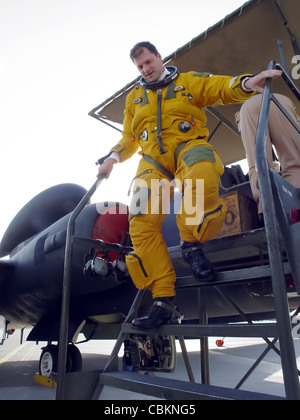 SÜDWESTASIEN -- Capt. Jeffrey Wright verlässt eine U-2 Dragon Lady nach einem Flug am 5. Februar. Die U-2 ist ein hoch aufstrichiges, multiintelligentes Aufklärungsflugzeug, das über 70,000 Fuß fliegen kann. Der Jet liefert nahezu Echtzeit-Bilder und sendet Informationen an Kriegsjäger und nationale Behörden. Captain Wright ist ein U-2-Pilot mit dem 9th Expeditionary Reconnaissance Squadron und wird von der Beale Air Force Base, Kalifornien, eingesetzt. Stockfoto