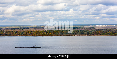 Panorama der Wolga in Nischni Nowgorod, Russland. Frachtschiff auf dem Wasser Segeln Stockfoto