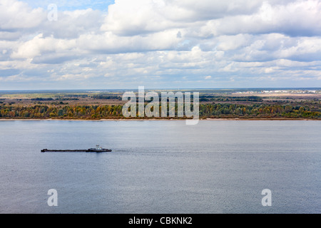 Panorama der Wolga in Nischni Nowgorod, Russland. Frachtschiff auf dem Wasser Segeln Stockfoto