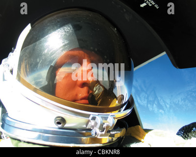 Col. Chris Cook fliegt während einer Mission vor kurzem mit einer U-2 Dragon Lady auf 71,000 Fuß über Kalifornien. Colonel Cook ist der 42. Kommandant der Einsatzgruppe auf der Edwards Air Force Base, Kalifornien. Stockfoto