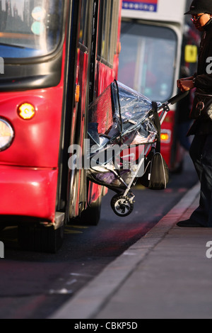 ein Kinderwagen wird von einem roten Londoner Bus ausgeladen Stockfoto