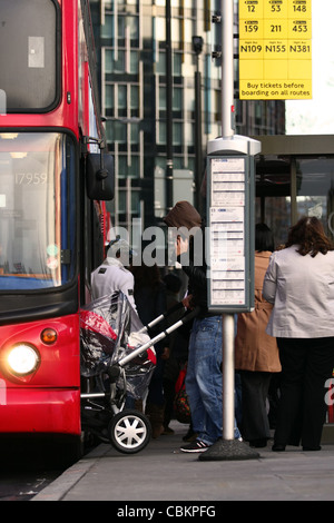 eine Person einsteigen in einem roten Londoner Bus mit Kinderwagen Stockfoto