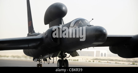 Maj. William Gottenberg, ein Pilot des 99. Expeditionary Reconnaissance Squadron, taxiert eine U-2 Dragon Lady nach Abschluss seiner 100. U-2 Kampfmission von einer Basis in Südwestasien am 9. März 2010. Major Gottenberg wird von der Beale Air Force Base, Kalifornien, eingesetzt. Stockfoto