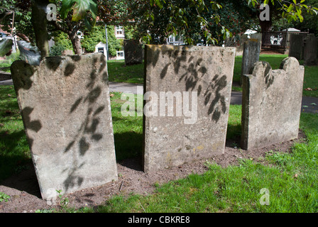 Schatten der Baum Zweige auf Grabsteinen an Str. Marys Kirche, Edwinstow, wo die Legende es hat, Robin Hood und Maid Marian heirateten Stockfoto