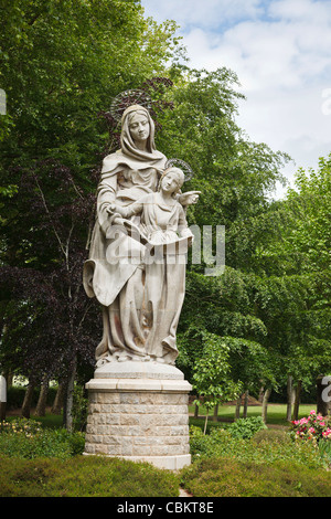 Große Statue der Jungfrau Maria mit ihrer Mutter St. Anne in Sainte-Anne-dAuray, Morbihan, Bretagne, Frankreich Stockfoto