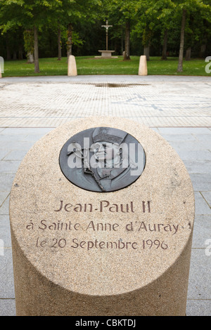 Sockel zum Gedenken an den Besuch von Papst Johannes Paul II in St. Anne dAuray, Morbihan, Bretagne, Frankreich Stockfoto