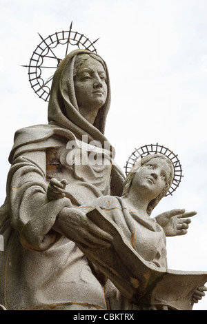 Jungfrau Maria als Kind mit Saint Anne ihre Mutter in Sainte-Anne-dAuray, Morbihan, Bretagne, Frankreich Stockfoto