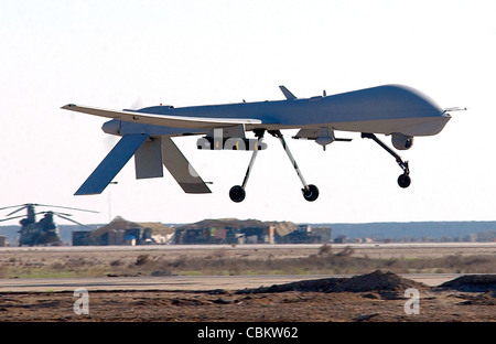 Der MQ-1 Predator ist ein unbemanntes Luftfahrzeug (UAV), das von General Atomics entwickelt wurde. Es wird hauptsächlich von der US Air Force für Aufklärungs-, Überwachungs- und Aufklärungsmissionen genutzt und war ein wichtiger Bestandteil moderner Militäroperationen. Stockfoto