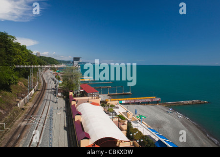 Russland, Schwarzmeer-Küste, Sotschi, direkt am Strand und Zug verfolgt Stockfoto