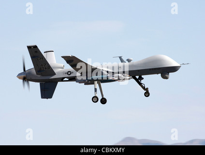 Ein MQ-9 Reaper fliegt während einer lokalen Trainingsmission am 9. Juni 2009 über der Creech Air Force Base, Nev. Die 42. Angriffsstaffel auf der Creech AFB betreibt die MQ-9. Stockfoto