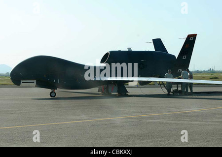 Die Flieger des 9. Flugzeugwartungsgeschwaders auf der Beale Air Force Base, Kalifornien, bereiten sich darauf vor, am 8. April 2010 einen RQ-4 Global Hawk auf eine operative Mission zu starten. Während des Fluges flog das Flugzeug erstmals im nicht-Training-Status über den kanadischen Luftraum. Stockfoto