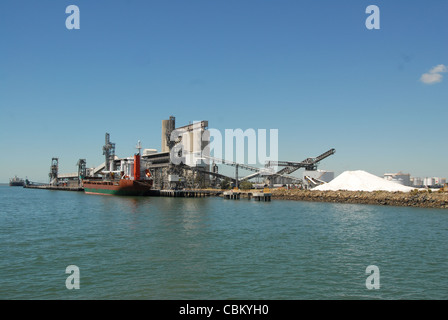 Schiffsbeladung am Hafen von Gladstone in Queensland, Australien Stockfoto