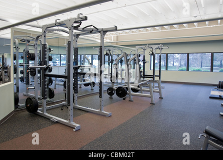 Geräte für Krafttraining im Fitness-Studio, Fitness-Center Stockfoto