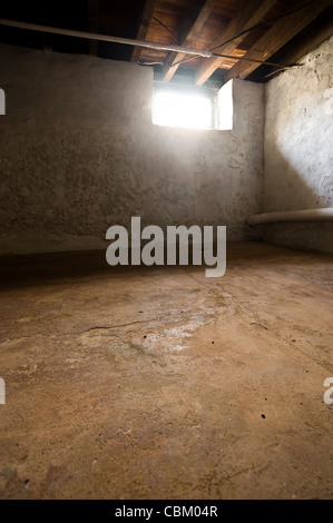 Schmutzige Kellerfenster Keller mit Lichtschein In Stockfoto