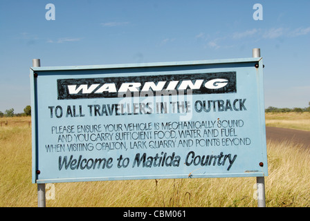 Schild am Anfang der Winton-Jundah Straße in Winton warnt Reisende des Risikos im Outback von Australien Stockfoto