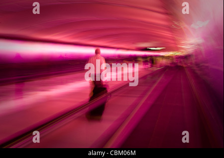 Mann zu Fuß In Detroit Flughafen bunten Tunnel Anschlussklemmen, USA Stockfoto