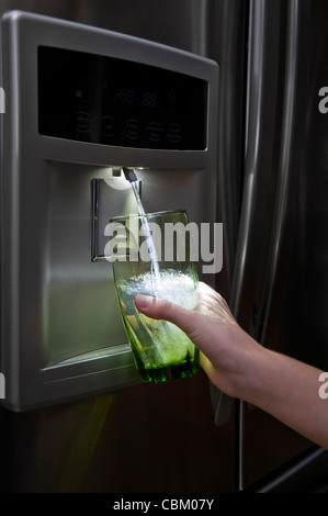 Trinkwasser aus dem Kühlschrank, USA verzichtet wird gefiltert Stockfoto