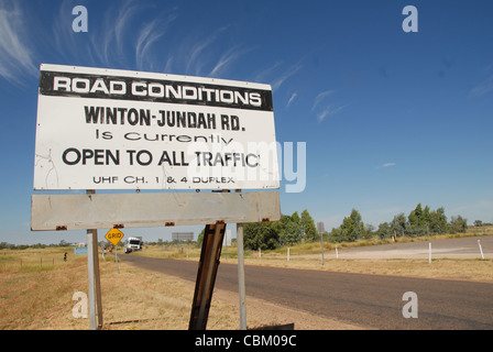 Schild am Anfang der Winton-Jundah Straße in Winton warnt Reisende des Risikos im Outback von Australien Stockfoto