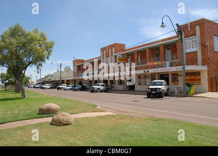 Wichtigsten Streeet mit North Gregory Hotel, Ort der Uraufführung von "Waltzing Matilda" in Winton, Queensland, Australien Stockfoto
