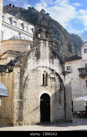 Auszuwerfen Kirche in der Altstadt Kotor in den Tag. Montenegro Stockfoto