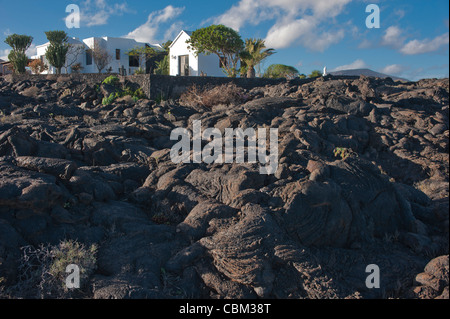 Häuser auf die chordated erstarrte Lavaströme, Tahiche, Lanzarote, Kanarische Inseln, Spanien. Stockfoto