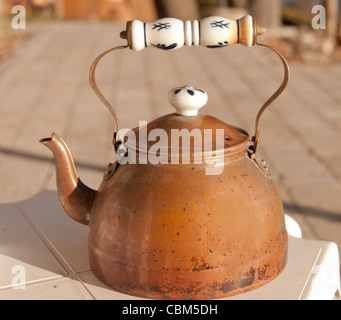 Antik Kupfer Teekanne mit Keramik Griff Stockfoto