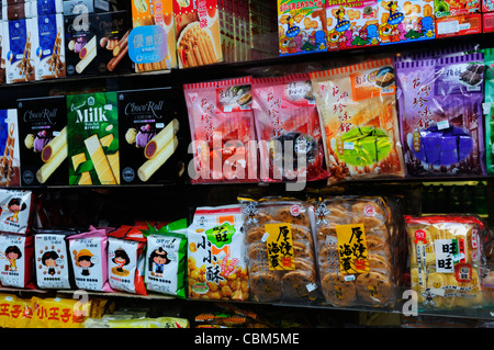 Chinesischen Supermarkt Fenster Anzeige, Gerrard Street, Chinatown, London, England, Vereinigtes Königreich Stockfoto