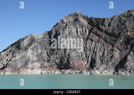 13. August 2011 - sauren Kratersee Kawah Ijen Vulkan, Java, Indonesien. Stockfoto