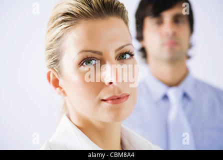 Junge, erfolgreiche Geschäftsleute, Blick in die Kamera Stockfoto