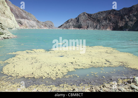 13. August 2011 - schwefelhaltige Floß schwimmt auf der Oberfläche des türkisfarbenen sauren Kratersee, Kawah Ijen Vulkan, Java, Indonesien. Stockfoto