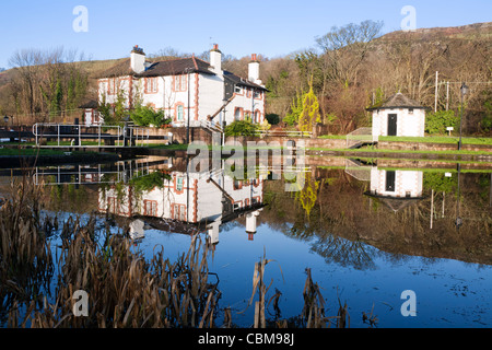 Die Forth und Clyde Canal bei Bowling, West Dunbartonshire, Schottland. Stockfoto